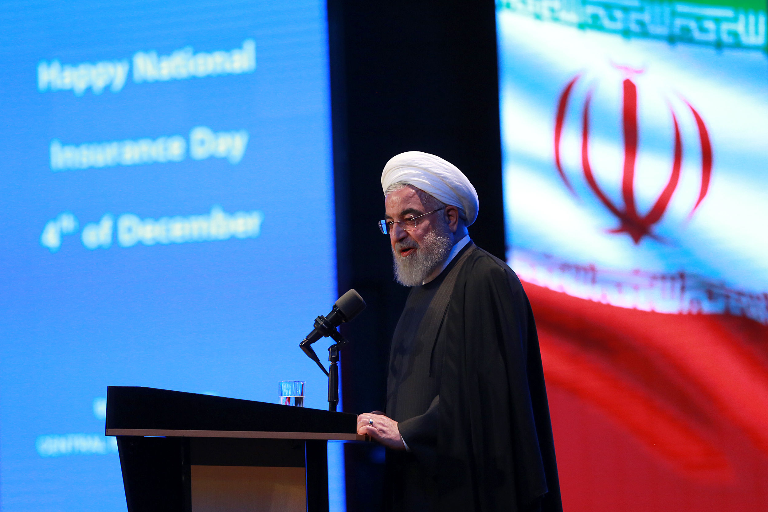 راهی جز ایستادگی در برابر تحریم کنندگان نداریم
