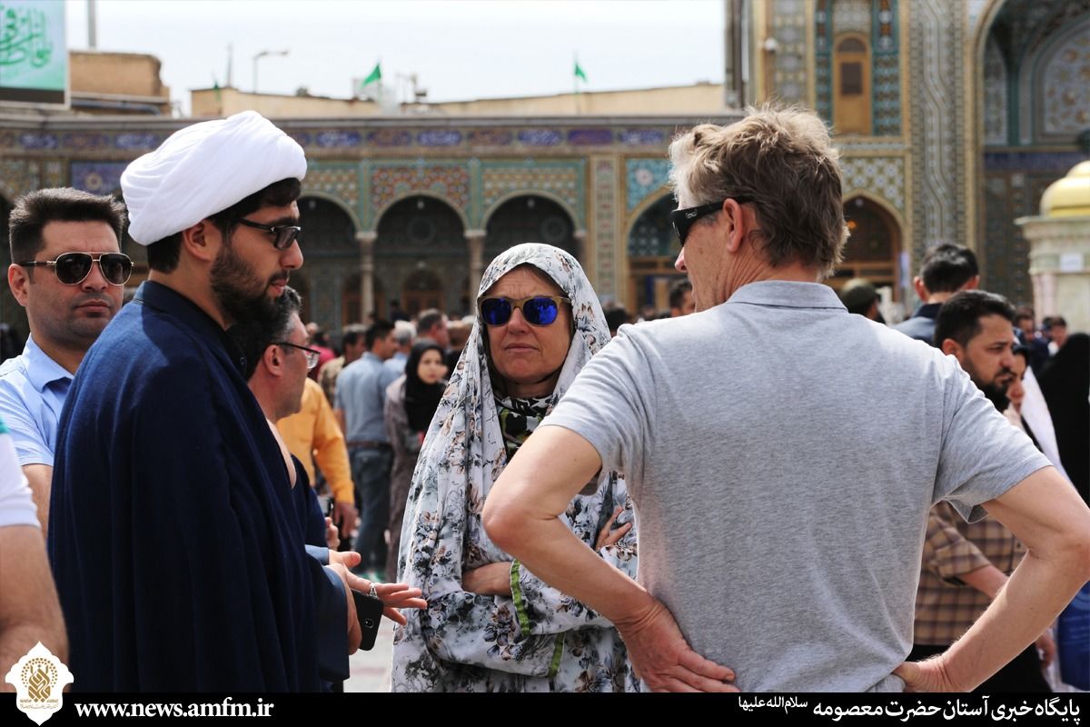 پاسخ به سئوالات پر تکرار گردشگران بین‌المللی در حرم حضرت معصومه(س)

