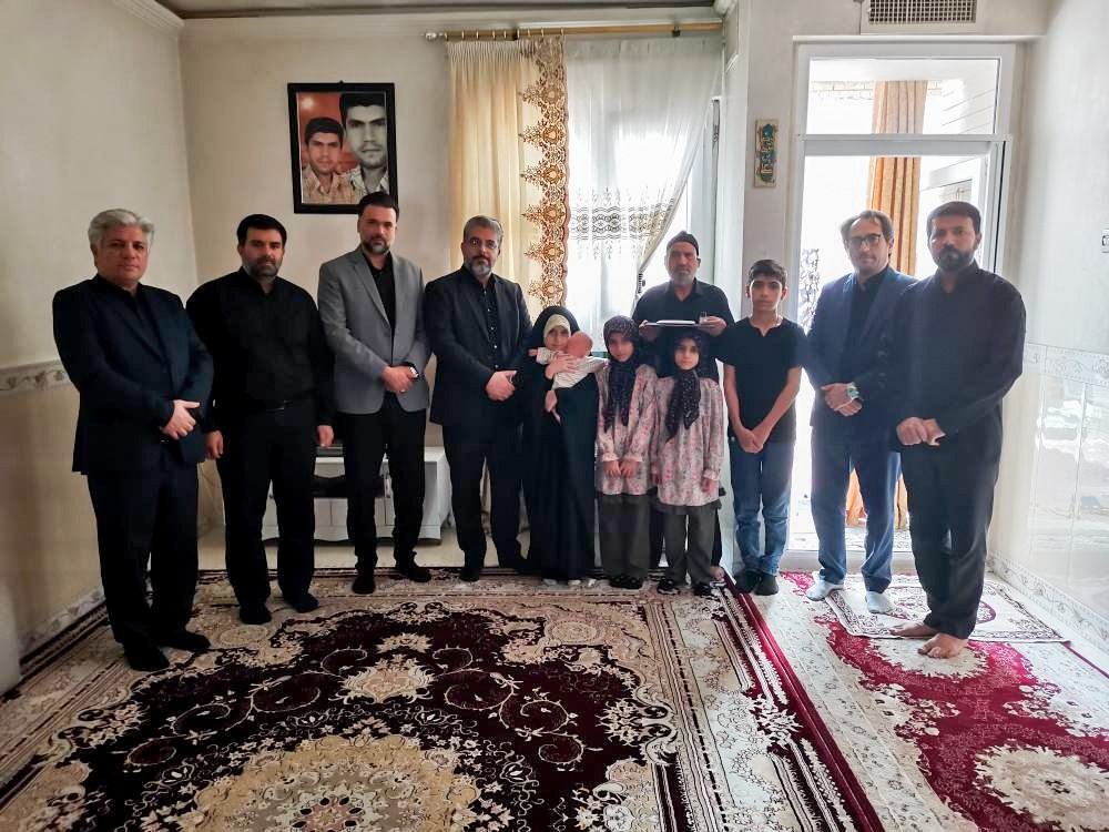  دیدار مدیرعامل فروشگاه‌های زنجیره‌ای شهروند با خانواده شهدای جنگ ۱۲ روزه

