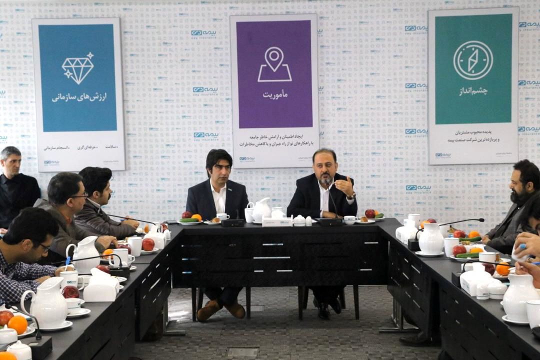 نگاه مسئولانه در ارائه خدمات به ایثارگران دربیمه دی

