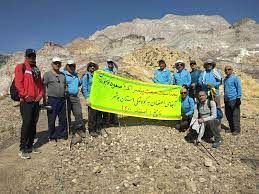 صعود کوهنوردان آبفای استان به قله «کوه نمکی» استان بوشهر