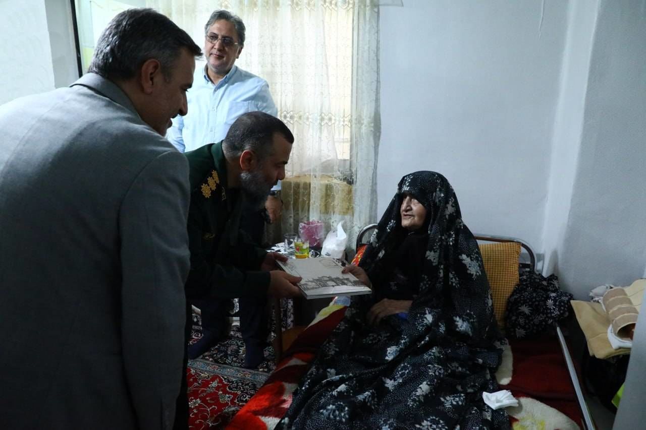 شهردار منطقه ۱۲ به دیدار مادر شهید حسن کمالی رفت